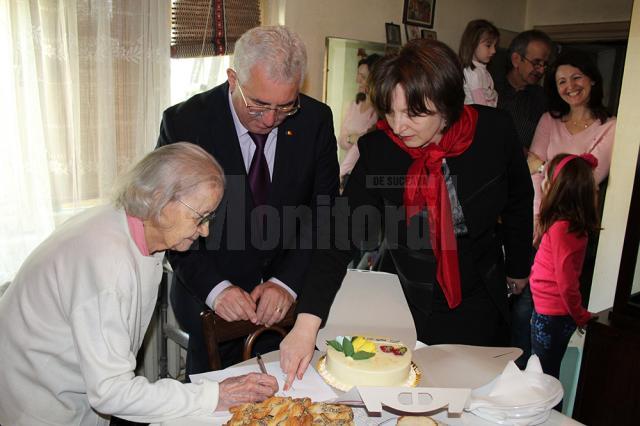 Cel mai vârstnic sucevean, felicitat de primarul Ion Lungu, la împlinirea a 103 ani