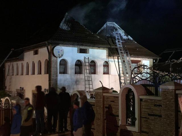Flăcările au cuprins acoperișul, afectând tavanele şi pereții la nivelul superior