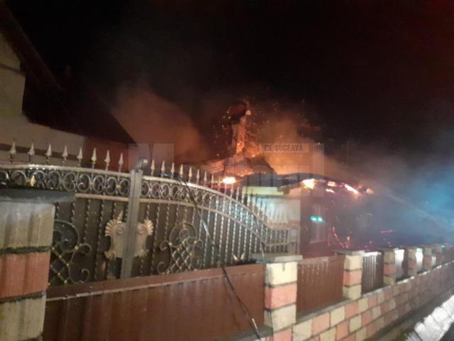Un incendiu a afectat grav, marți seara, o gospodărie din comuna Voitinel