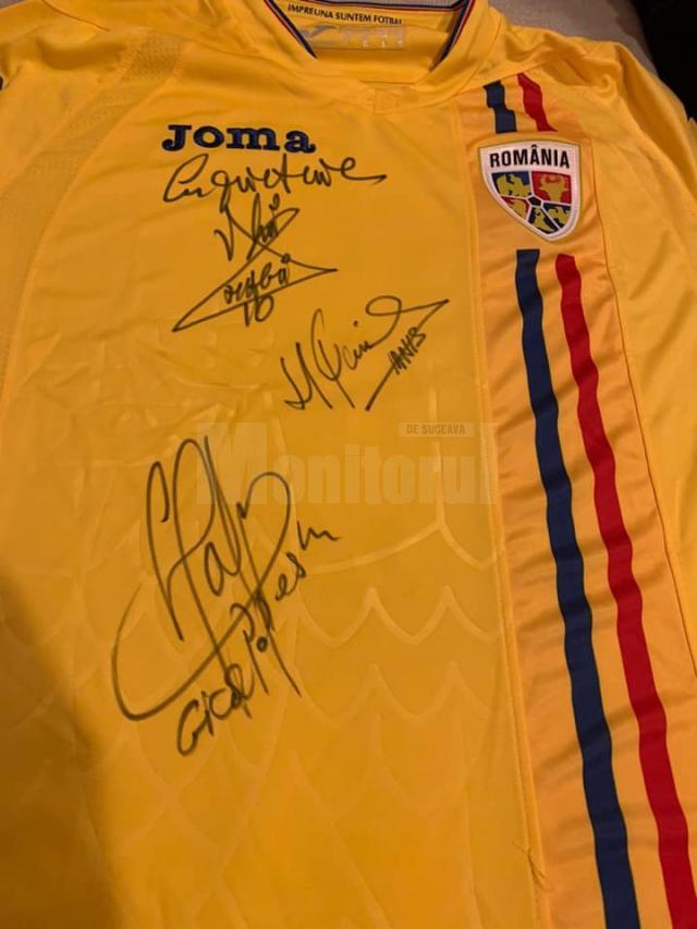 Gheorghe Popescu a donat un tricou semnat de el împreună cu Gheorghe Hagi şi Ianis Hagi