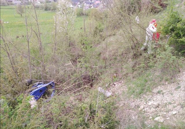 Bărbat de 73 de ani, mort după ce s-a răsturnat cu tractorul într-o râpă