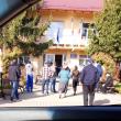 Aproximativ 20 de localnici din Bosanci au intrat în conflict cu primarul Neculai Miron și s-au adunat miercuri dimineață în fața sediului Primăriei