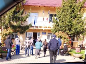 Aproximativ 20 de localnici din Bosanci au intrat în conflict cu primarul Neculai Miron și s-au adunat miercuri dimineață în fața sediului Primăriei