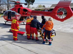 Călugărul, deja intubat, a fost transportat cu elicopterul