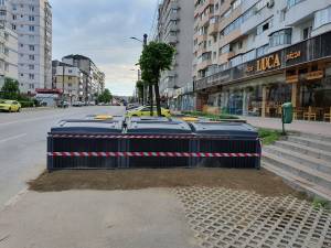 Noul punct de colectare a deșeurilor menajere, îngropat, amenajat pe o laterală a bulevardului George Enescu