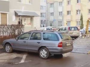 Primăria Suceava ridică maşinile abandonate pe domeniul public