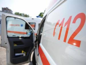 Un șofer care a rănit grav o bătrână a plecat acasă după ce ambulanța a preluat victima Sursa foto romania.libera.ro