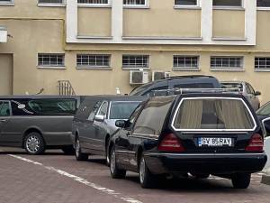 Coadă de mașini funerare la morga spitalului din Suceava