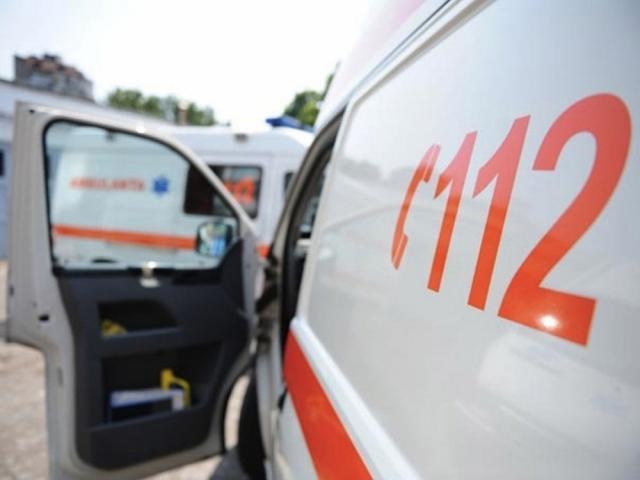 Un șofer care a rănit grav o bătrână a plecat acasă după ce ambulanța a preluat victima. Foto: romania libera.ro