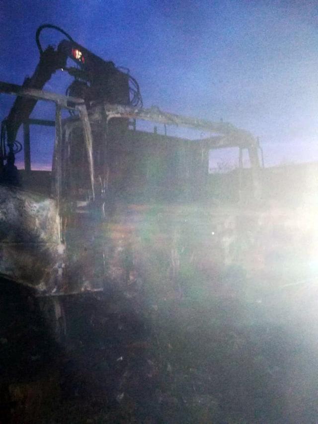 Un camion de 25.000 de euro al unui gaterist, incendiat cu un cauciuc în flăcări, aruncat între cabină și remorcă