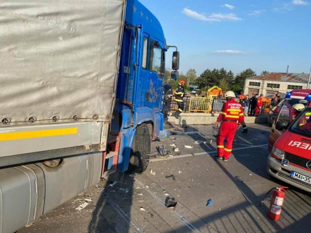 Două persoane rănite, după ce autoturismul în care se aflau s-a ciocnit de un tir