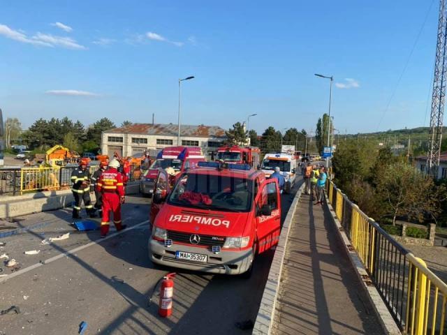 Două persoane rănite, după ce autoturismul în care se aflau s-a ciocnit de un tir