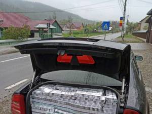 Transport de țigări de aproape 80.000 de lei, oprit după o urmărire de 1,5 kilometri, la Sucevița