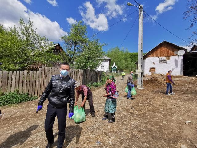 100 de pachete cu alimente au ajuns la familiile sărace din cătunul Tâmpoceni, satul Capu Codrului