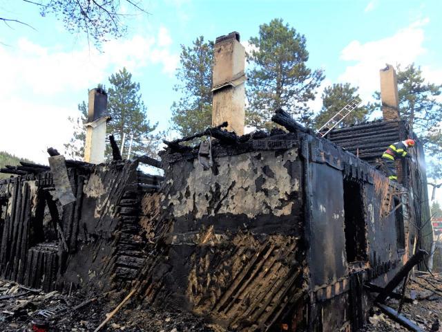 Incendiul a distrus cabana construita din barne de lemn