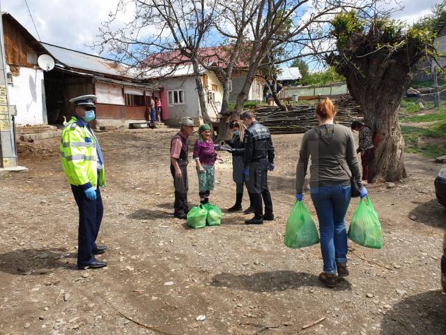 100 de pachete cu alimente au ajuns la familiile sărace din cătunul Tâmpoceni, satul Capu Codrului