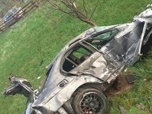 Un tânăr aflat la volanul unui BMW a distrus două garduri și un stâlp, din cauza vitezei excesive