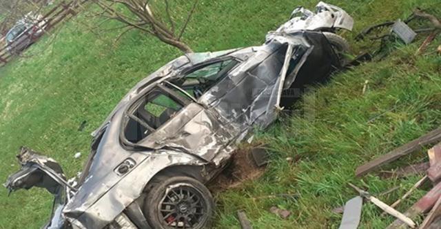 Un tânăr aflat la volanul unui BMW a distrus două garduri și un stâlp, din cauza vitezei excesive