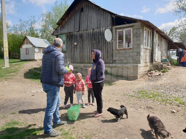 100 de pachete cu alimente au ajuns la familiile sărace din cătunul Tâmpoceni, satul Capu Codrului