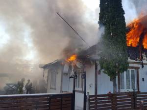 Acoperișurile a două case au fost distruse la Ițcani în incendiul de duminică la prânz