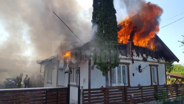 Acoperișurile a două case au fost distruse la Ițcani în incendiul de duminică la prânz