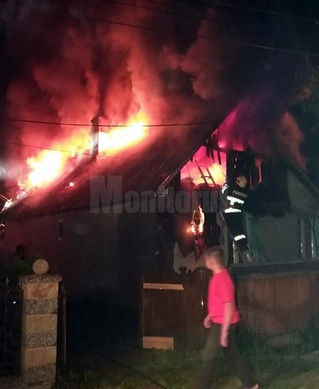 Incendiul a distrus casa din Siret în care locuia o familie cu doi copii