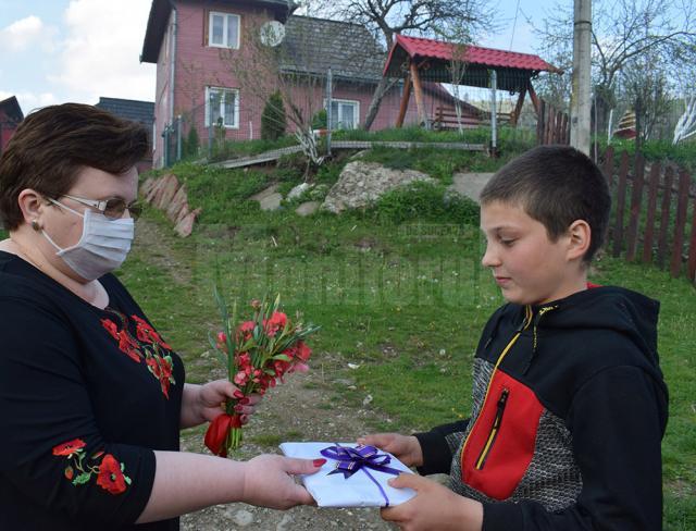 Peste 100 de cărți au ajuns la elevi din Moldovița, din partea Fundației Autonom