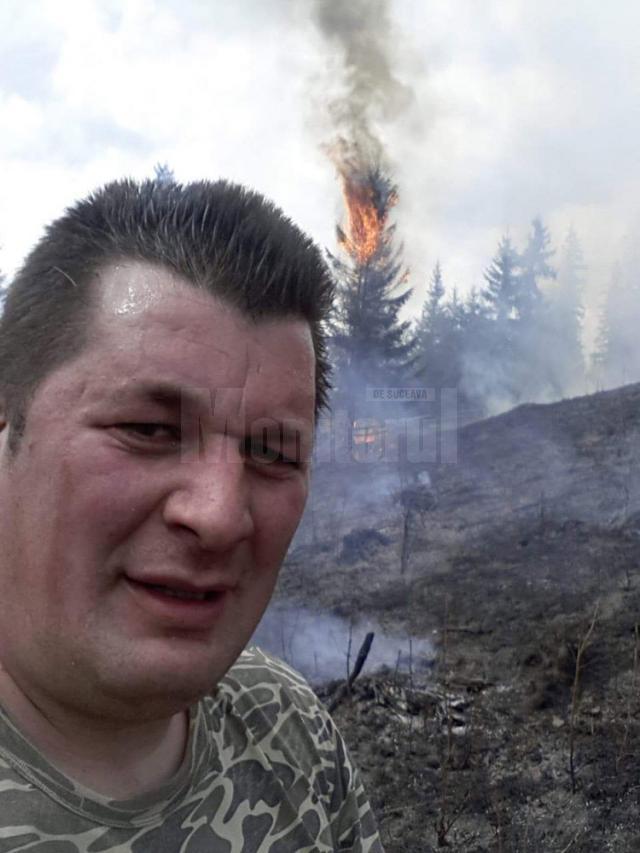 Brazi care ard ca lumânările, într-un puternic incendiu de vegetație la Izvoarele Sucevei
