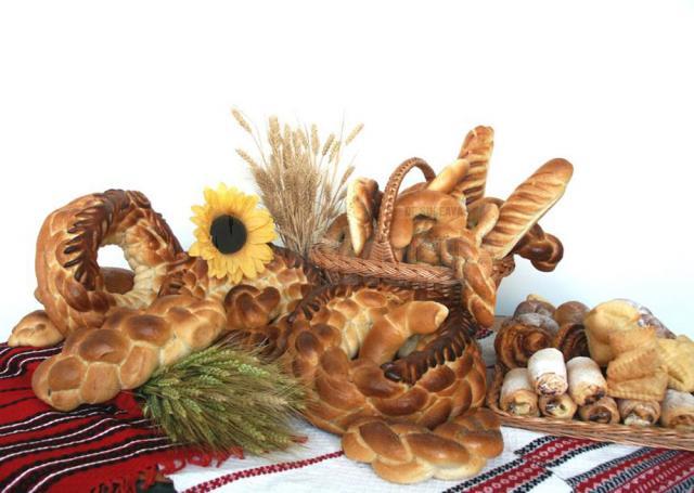Pâine, plăcinte, colaci, prăjituri, torturi și alte bunătăți de la Mopan, livrate sucevenilor acasă
