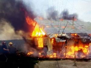 Un incendiu izbucnit de la coșul de fum a distrus o casă din Arbore