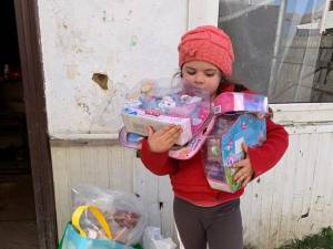 O fetiță de doar șase ani, care trăiește în mari lipsuri, ajutată cu alimente și jucării de Fundația Umanitară Nord 2001/ Sânge pentru România