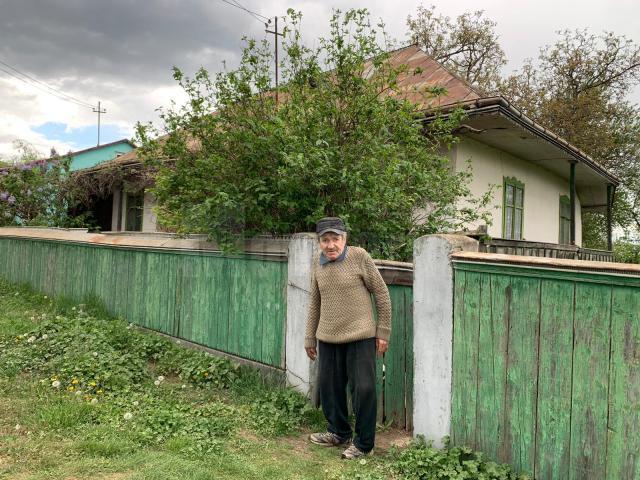 Un bărbat din Mihoveni trăiește într-o sărăcie lucie, cu un venit lunar de 142 de lei