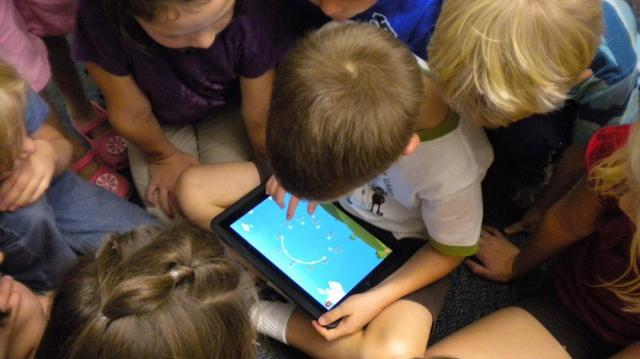 Aproape 800 de tablete vor fi cumpărate de Primăria Suceava, pentru elevi. Foto: Playtech.ro