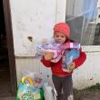 O fetiță de doar șase ani, care trăiește în mari lipsuri, ajutată cu alimente și jucării de Fundația Umanitară Nord 2001 Sânge pentru România