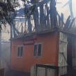 Casa unei familii din Plopeni, salvată in extremis de pompieri de la incendiu