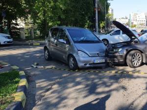 Accident între două șoferițe, în fața poliției județene