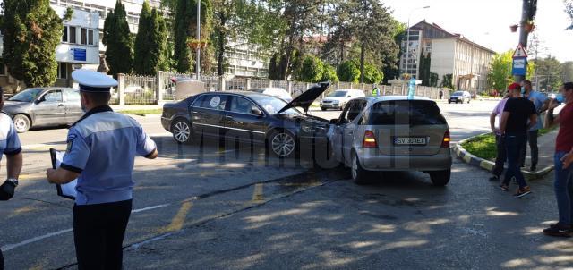 Accident între două șoferițe, în fața poliției județene