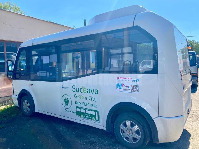Autobuzele electrice de capacitate mică din dotarea TPL sunt echipate cu folie antimicrobiană, donată de Promoart