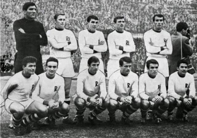 Constantin Jamaischi, al doilea din stânga sus, după Rică Răducanu, alături de colegii de la Rapid cu care a câștigat titlul național in 1967. Foto prosport.ro
