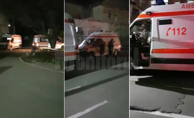 Ambulanţe adunate luni noapte la Spitalul Rădăuți