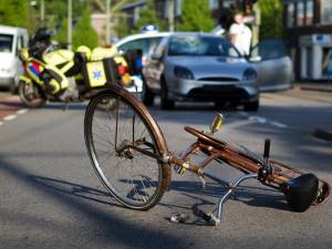 Doi minori pe biciclete, victimele unor accidente rutiere petrecute luni seara