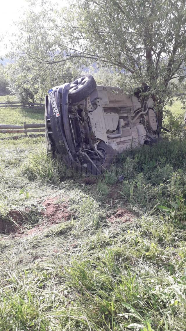 BMW răsturnat pe câmp, din cauza vitezei excesive. La volan era un tânăr beat