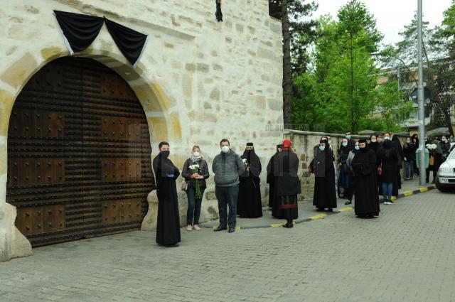 Cei doritori sa-i aduca un ultim omagiu s-au asezat la rand in fata manastirii