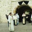 Un sobor de preoți l-a așteptat la intrarea în mănăstire