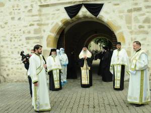 Un sobor de preoți l-a așteptat la intrarea în mănăstire