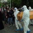 Sicriul cu trupul părintelui Pimen a fost adus cu un transport special, într-o procesiune sosită în jurul orei 19.00, de la București