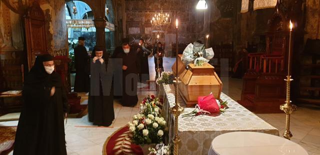 În seara zilei de 20 mai ÎPS Pimen a fost depus la Catedrala Arhiepiscopală din Suceava