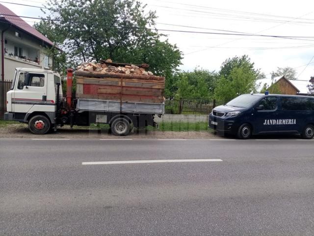 Transport de lemn depistat de un echipaj al jandarmeriei