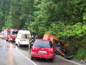 Accidentul s-a petrecut miercuri, la primele ore ale dimineții, pe drumul național 17B, în comuna Crucea