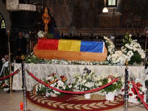 Sicriul Părintelui Pimen, îmbrăcat în florile primite de la cei care l-au iubit